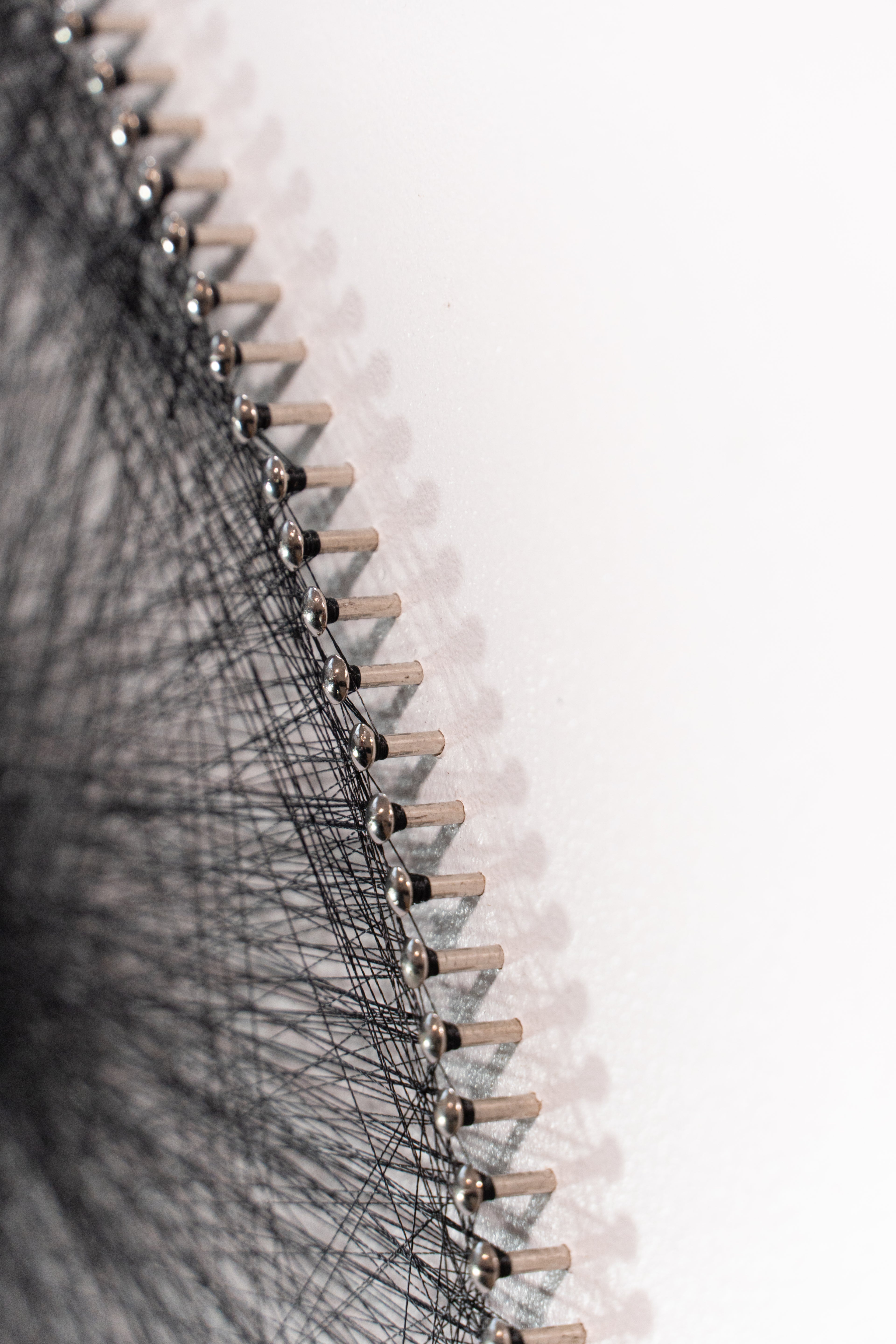 Randdetail des String-Art-Boards mit vorgebohrten Nagellöchern