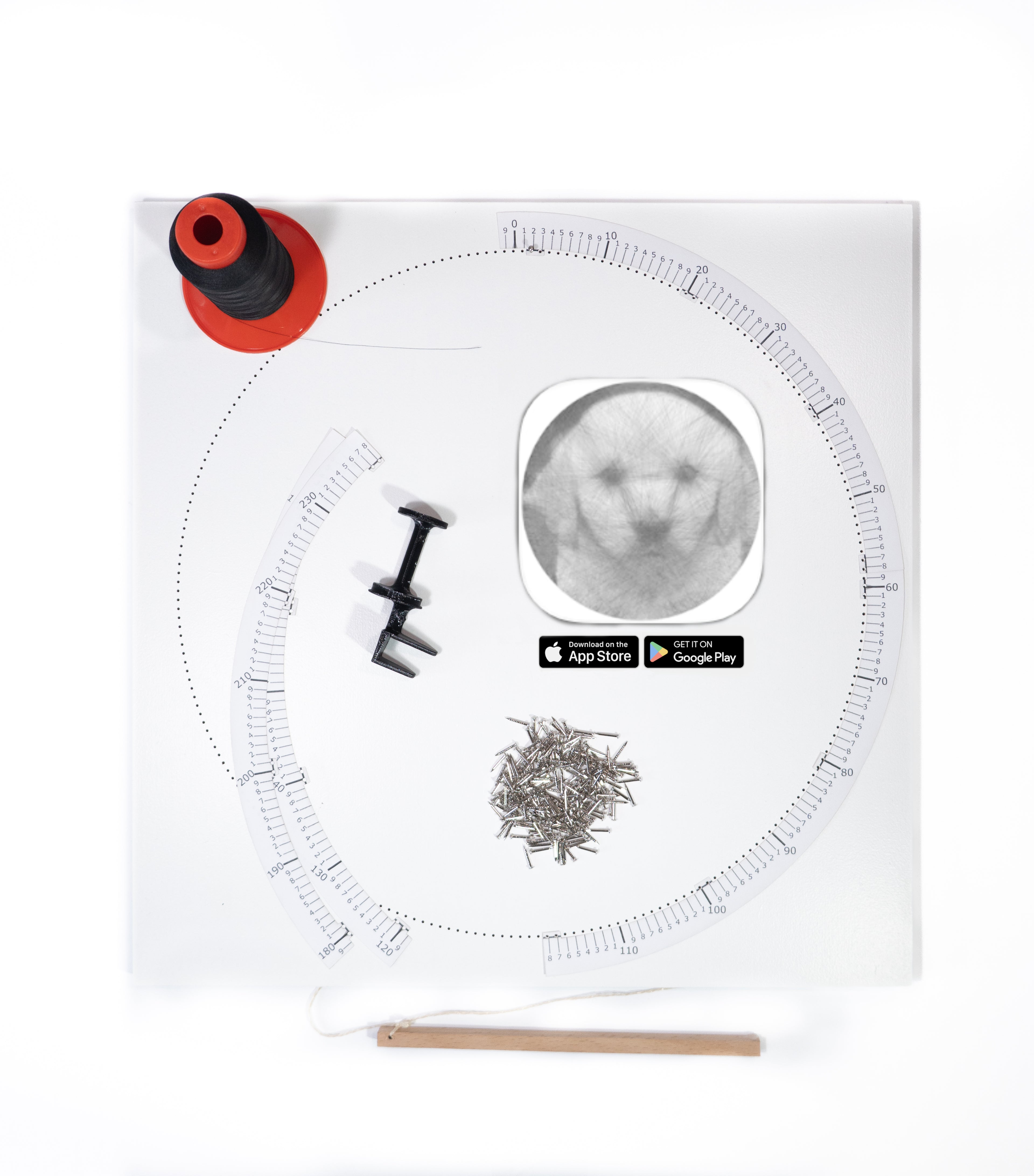 Lieferumfang des StringCraft String Art Sets mit 40 × 40 cm Board und App-Anleitung