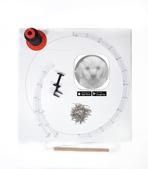 Lieferumfang des StringCraft String Art Sets mit 40 × 40 cm Board und App-Anleitung